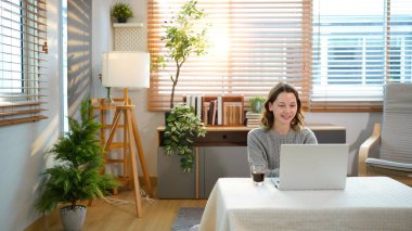 Kahve, dizüstü bilgisayar ve evde yazan kadın, sosyal medyada çalışan ya da internette sörf yapan. Çay, sakin kadın uzaktan çalışan ya da bilgisayar başında oturup e-posta yazan serbest yazar..
