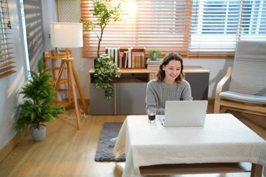 Kahve, dizüstü bilgisayar ve evde yazan kadın, sosyal medyada çalışan ya da internette sörf yapan. Çay, sakin kadın uzaktan çalışan ya da bilgisayar başında oturup e-posta yazan serbest yazar..
