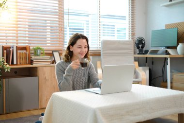 Kahve, dizüstü bilgisayar ve evde yazan kadın, sosyal medyada çalışan ya da internette sörf yapan. Çay, sakin kadın uzaktan çalışan ya da bilgisayar başında oturup e-posta yazan serbest yazar..