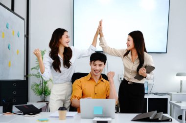 İş adamları ofiste başarıyı kutluyor.