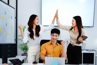 İş adamları ofiste başarıyı kutluyor.