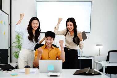 İş adamları ofiste başarıyı kutluyor.