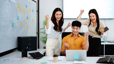 İş adamları ofiste başarıyı kutluyor.