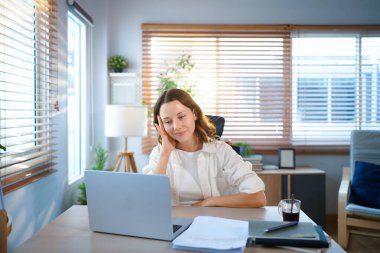 Stresli, bitkin, migren ağrısı çeken genç bir kadın. Uzun süre çalışmaktan sıkılmış, baş dönmesi çekiyor. El muayenehanesi sendromu geçiriyor. İşçilerin sağlık sorunları.