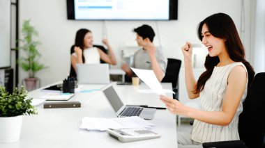 Toplantı için kutlama, grup ve alkış, toplantı odası ve başarı, gülümseme ve takım çalışması için mutluluk. Halkla ilişkiler, insanlar ve başarı, başarı ve iş ve ofis için kazanç alkışları.