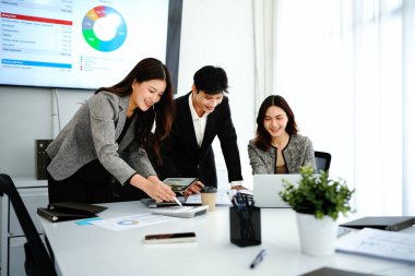 Bir şirket projesi üzerinde çalışırken ofiste iş birliği ve iş adamları. Teknoloji, takım çalışması ve ekip iş yerindeki teknolojiyle birlikte şirket araştırması yapıyor..