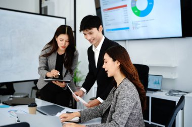 Bir şirket projesi üzerinde çalışırken ofiste iş birliği ve iş adamları. Teknoloji, takım çalışması ve ekip iş yerindeki teknolojiyle birlikte şirket araştırması yapıyor..