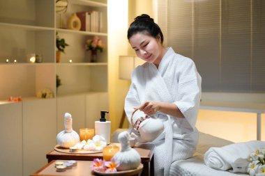 Beyaz bornozlu güzel bir kadın kaplıcada spa işlemleri yaptıktan sonra dinleniyor, çay içiyor. Zarif kadın rahatlıyor, iç huzurunu ve dengesini buluyor..