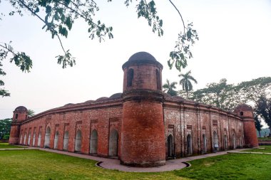Tarihi 60 Gombuj Mescid Kalesi. Kıvrımlı Girişleri ve Kırmızı Tuğla Basamakları var.