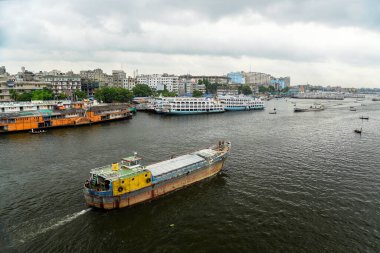Endüstriyel Gemi Şehir Merkezinde Bustling Nehri boyunca yelken açıyor