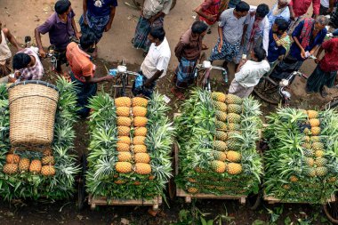 Ananas Satıcıları ve Müşterileri ile Dolu Bir Yerel Pazar Sahnesi