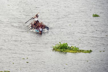 Geleneksel Tekne Kürekçileri Sakin Göl Yüzeyi Üzerinde Birlikte Çalışıyor