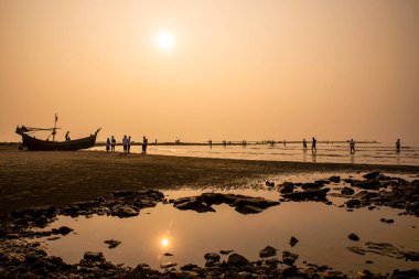Sahilde Tekneyle Gün Batımı, Okyanus Manzarası Yansıyan İnsanlar