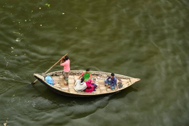 Huzurlu Nehir Suları Altında Tahta Tekne Grubu Yukarıdan Bakıldı