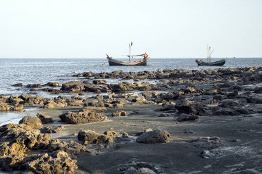 Balıkçı tekneleri Sakin Deniz kıyısındaki Rocky Sahili 'nde dinleniyor