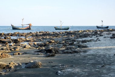 Balıkçı tekneleri Sakin Deniz kıyısındaki Rocky Sahili 'nde dinleniyor