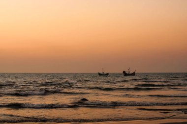 Horizon 'daki Teknelerle Okyanus Dalgaları Üzerinde Sakin Gün Batımı