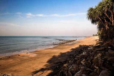 Sakin Akşam Günbatımında Rocky Shoreline ile Tropikal Plaj