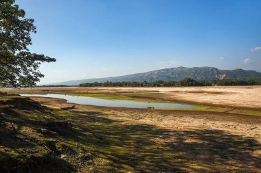 Dağlı Geniş Arazi ve Güneşli Mavi Gökyüzü