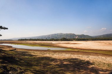 Dağlı Geniş Arazi ve Güneşli Mavi Gökyüzü