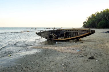 Tahta Tekne, Sahne Ufku Manzaralı Sandy Shoreline 'da Yıkıldı