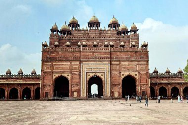 Hindistan 'ın Fatehpur Sikri kentindeki bir sarayın tarihi avlusunda ihtişamlı kırmızı kumtaşı kapılar ve karmaşık oymalar bulunmaktadır..