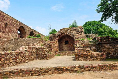 Hindistan 'ın Fatehpur Sikri kentindeki bir sarayın tarihi avlusunda ihtişamlı kırmızı kumtaşı kapılar ve karmaşık oymalar bulunmaktadır..