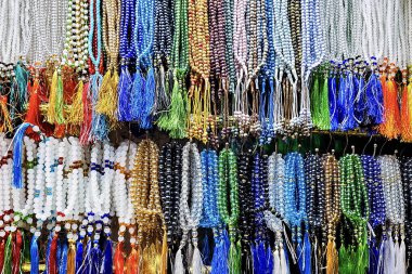 Renkli boncuklu mücevherler Tassels ve Gerdanlıklar Dükkan Penceresinde