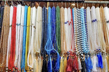 Renkli boncuklu mücevherler Tassels ve Gerdanlıklar Dükkan Penceresinde