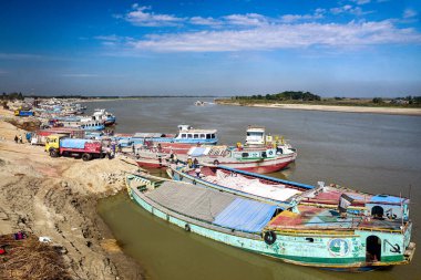 Renkli Nehir Tekneleri Mavi Gök ve Sakin Su Yolu Altındaki Çamurlu Sahil Kıyısı 'na Çıktı