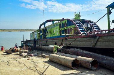 İşçiler Kuru Rıhtımdaki Renkli Nehir Teknesinin Yanındaki Büyük Borularda Çalışıyor