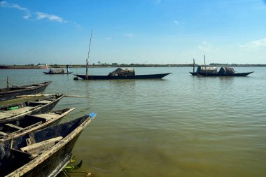 Geleneksel ahşap tekneler ve durgun su ile Sakin Nehir Sahnesi