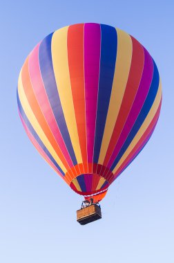 Renkli balonlar Laos dağ ve seyahat kavramı üzerinde uçan
