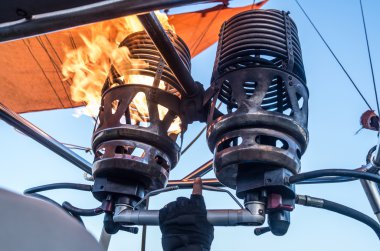 Renkli balonlar Laos dağ ve seyahat kavramı üzerinde uçan