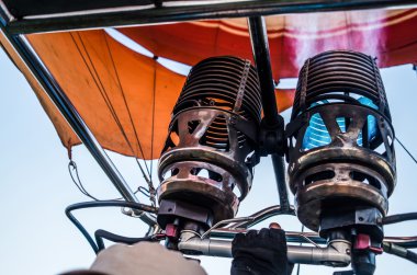 Renkli balonlar Laos dağ ve seyahat kavramı üzerinde uçan