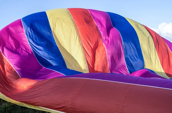 Πολύχρωμα μπαλόνια που πετούν πάνω από το βουνό και τα ταξίδια έννοια στο Λάος — Φωτογραφία Αρχείου