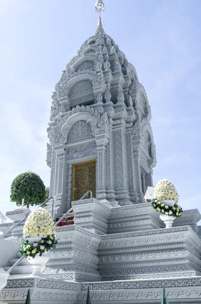 Phnom Penh tempel, Golden City Temple (Wat Xieng Thong). Koninklijk Paleis, de Zilveren pagode en Toul Sleng — Stockfoto