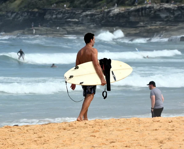 Junger Mann mit Surfbrett — Stockfoto