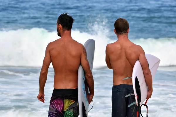 Sörf tahtaları ile iki adam — Stok fotoğraf
