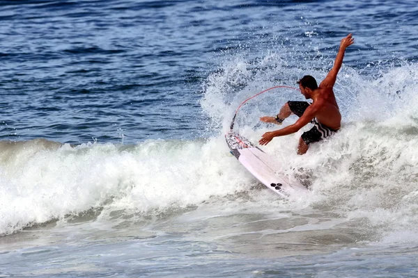 Man surfen op hoge golf — Stockfoto