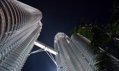 Petronas Towers skyscrepaers gece görünümü