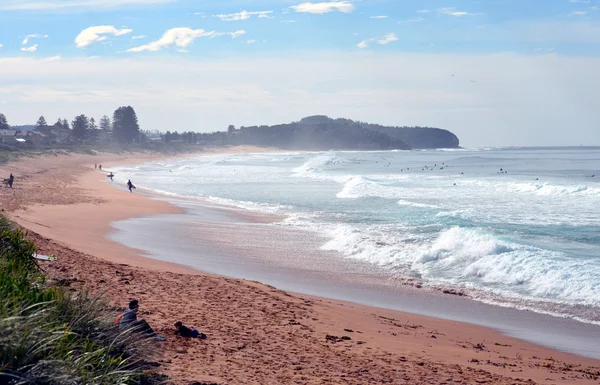 Sydneysiders surfear y descansar en la playa — Foto de Stock