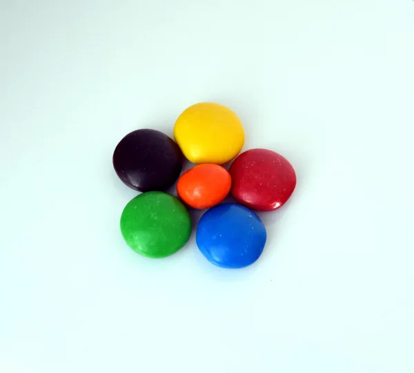 Маленькая груда разноцветных драже — стоковое фото