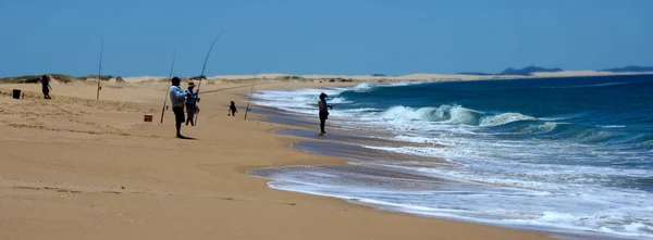 Hombres que pescan en la playa de arena — Foto de Stock