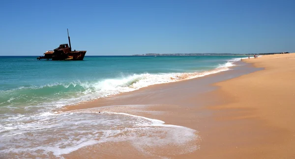 Paysage marin de la plage de sable avec naufrage — Photo