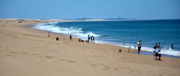 Hombres que pescan en la playa de arena — Foto de Stock