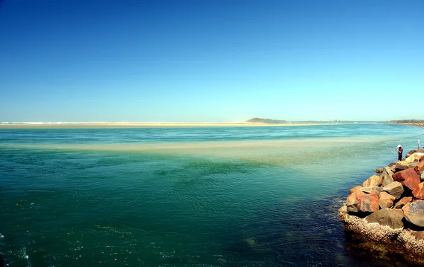 Homem pesca na praia de Harrington — Fotografia de Stock