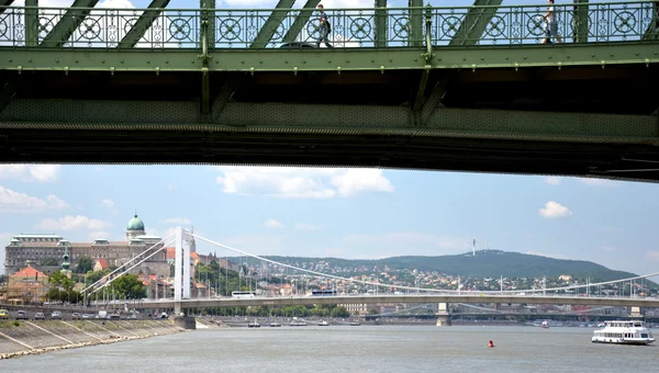 布达佩斯的伊丽莎白桥和皇宫 — 图库照片