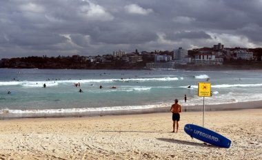 Bondi Plajı üzerinde oturan insanlar