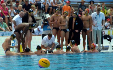 Waterpolo topu odakta, arka planda Alman sutopu takımı. 
